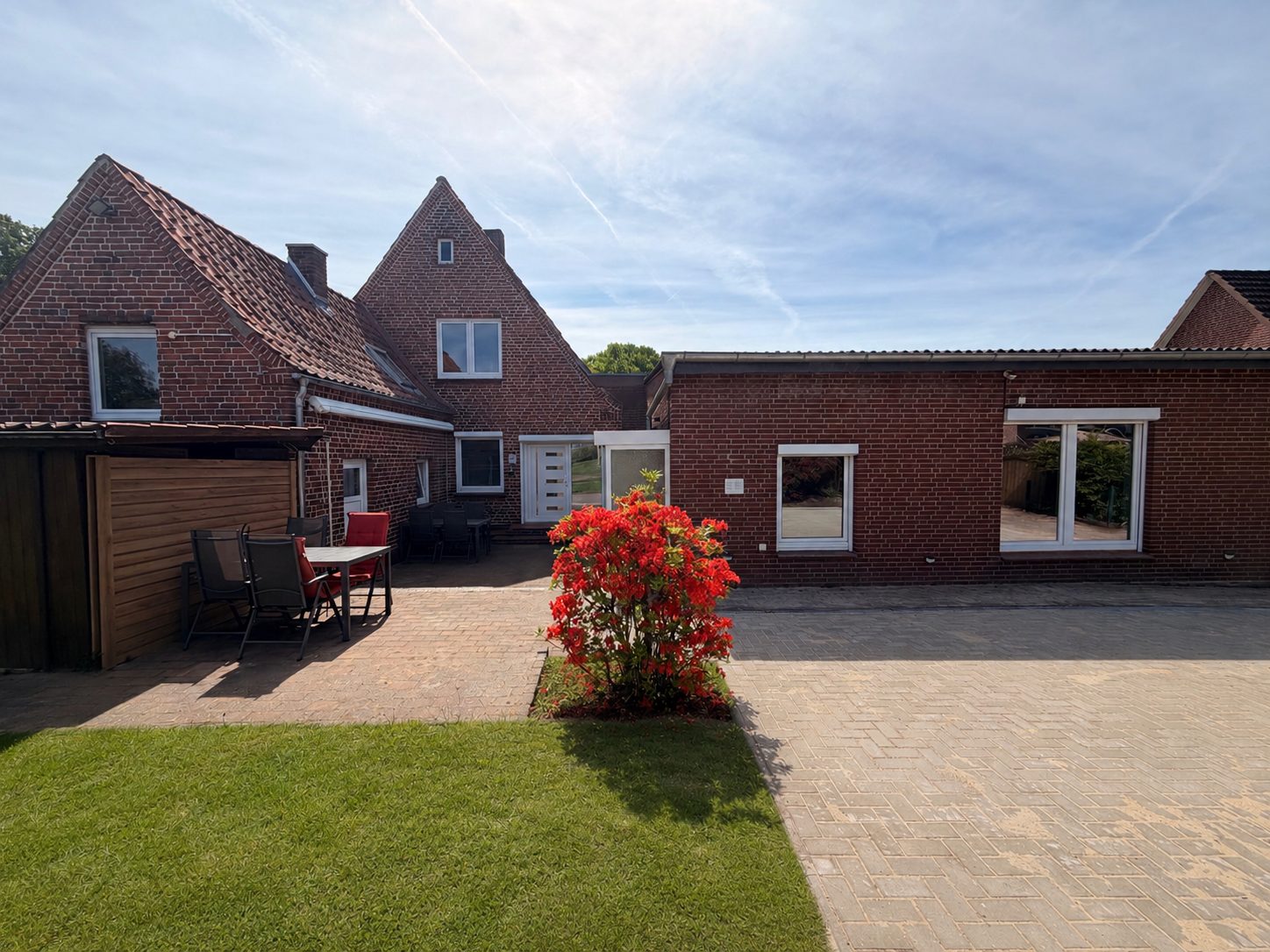Garten und Sitzplatz am Haus