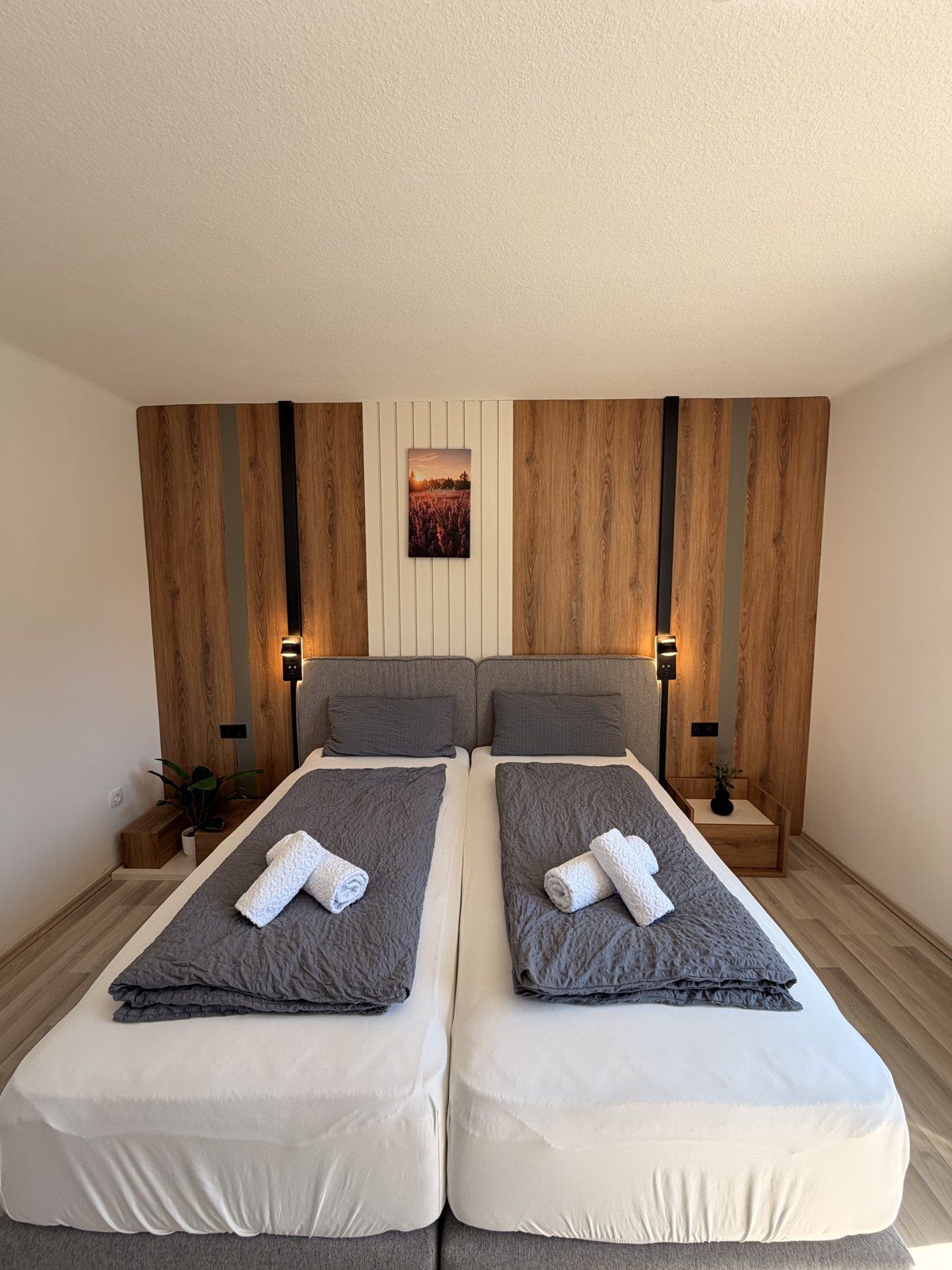 Schlafzimmer mit zwei Einzelbetten